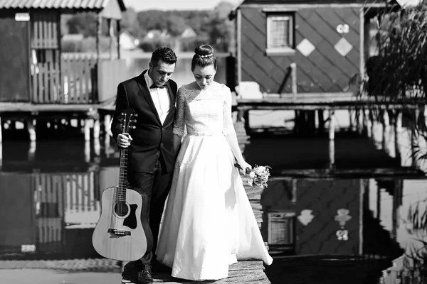 Svartvitt foto av brudparet nära lake — Stockfoto