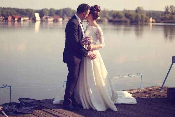 Bride and groom near lake — Stock Photo, Image