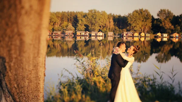 Novia y novio cerca del lago —  Fotos de Stock