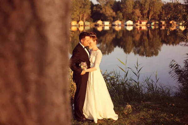 Menyasszony és a vőlegény, tó közelében — Stock Fotó