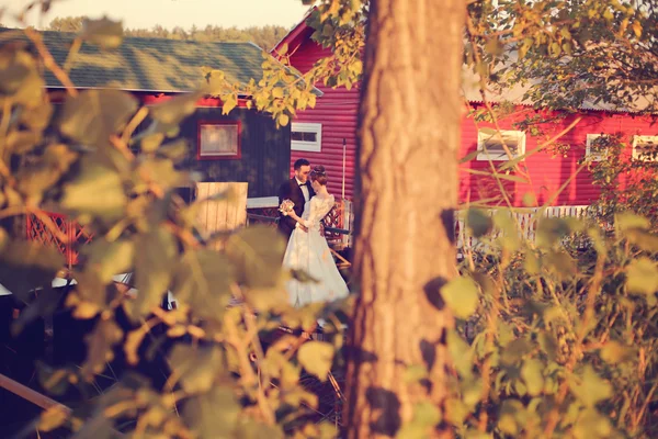 Bride and groom near houses — Stock Photo, Image