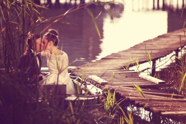 Gelin ve damat bir tekne içinde