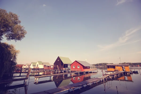 Hermosas casas en el lago — Foto de Stock
