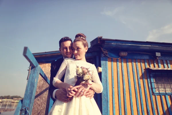 Bride and groom near old house — Stock Photo, Image