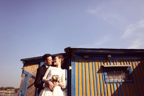 Mariée et marié près de la vieille maison — Photo