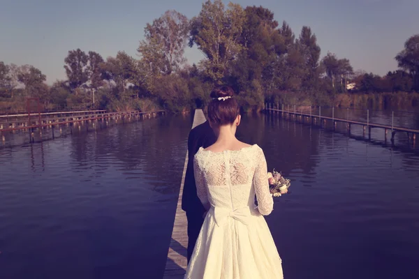 Gelin çift ahşap köprü Gölü üzerinde — Stok fotoğraf