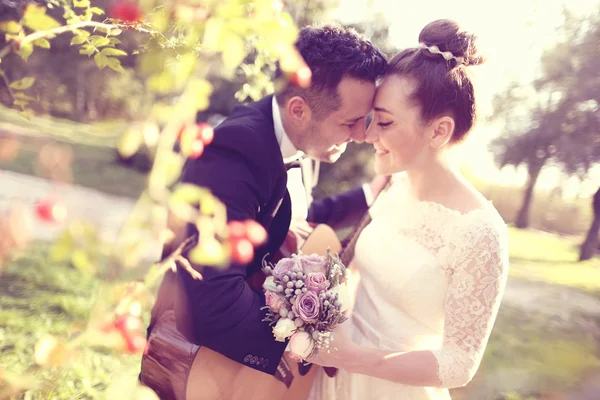 Bridal couple in nature — Stock Photo, Image