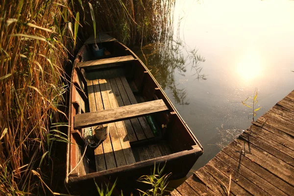 Boat near wooden path on lake — Stock Photo, Image