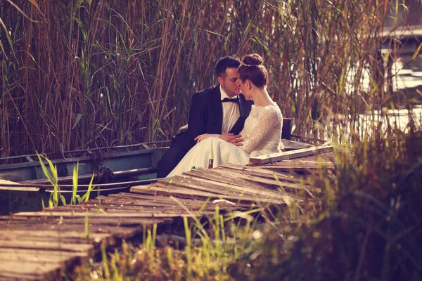 Sposa e sposo in barca — Foto Stock