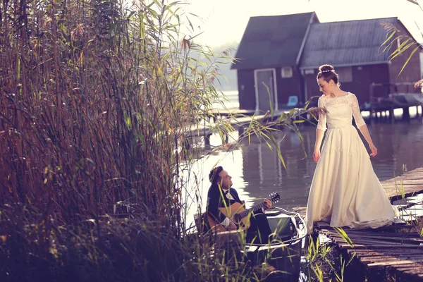 Sposa e sposo vicino al lago — Foto Stock