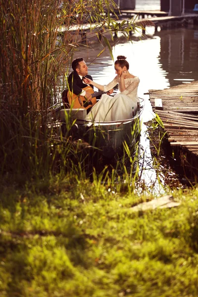 Sposa e sposo in barca — Foto Stock