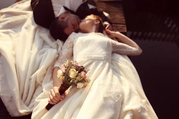 Bride and groom near lake — Stock Photo, Image