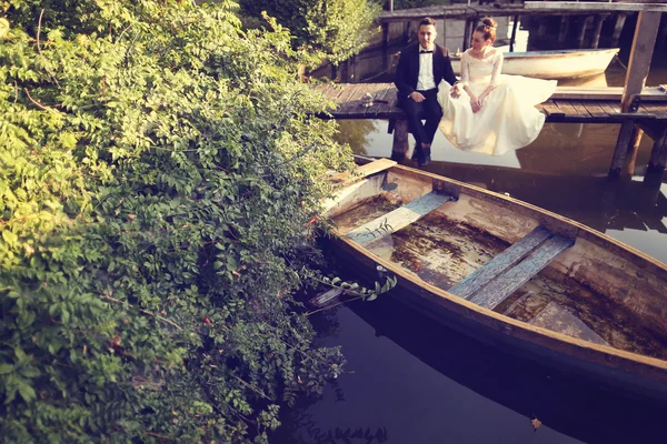 Bride and groom near lake — Stock Photo, Image