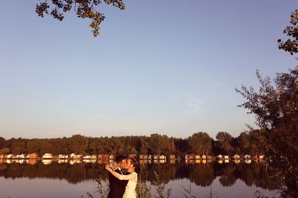 Mariée et marié près du lac — Photo