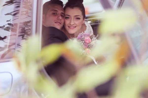 Bride and groom in the car — Stock Photo, Image