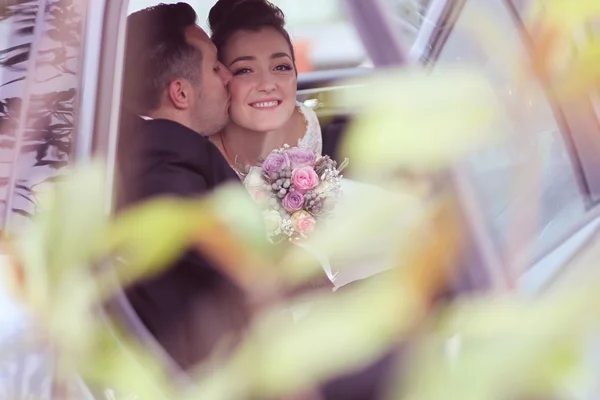 Bride and groom in the car — Stock Photo, Image