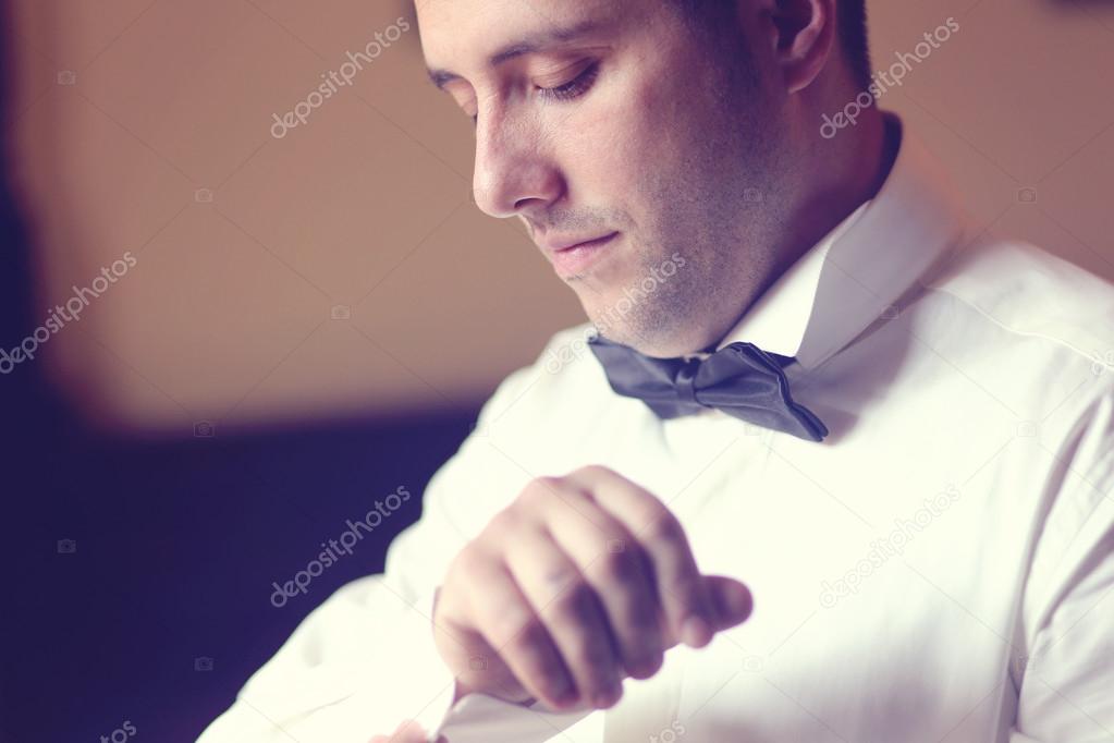 Groom preparing fot the wedding