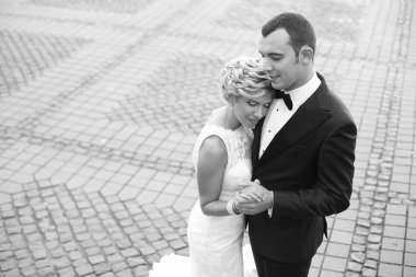 Gelin ve damat döşeli sokakta