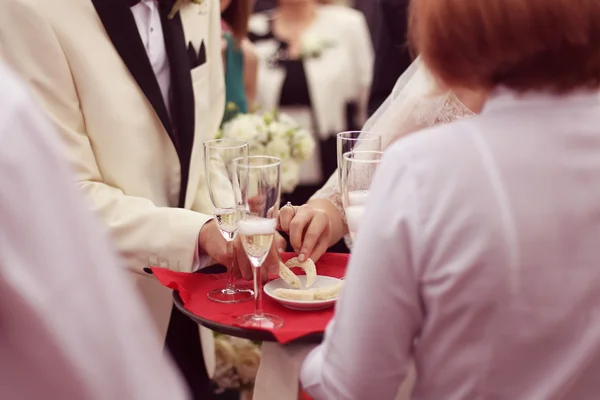 Camarero sirviendo para una boda —  Fotos de Stock