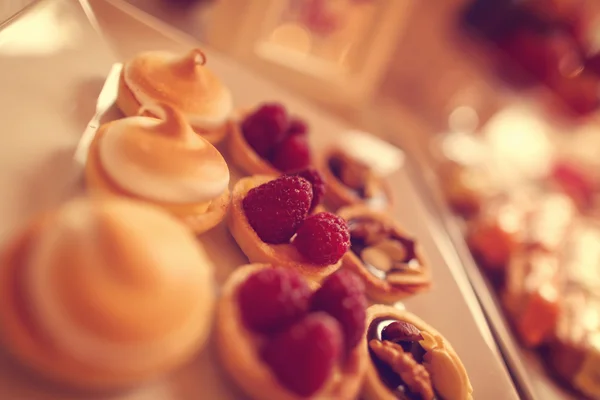 Vynikající mini koláče s ovocem a mandlemi — Stock fotografie