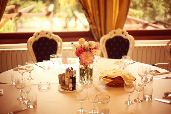 Beautifully decorated wedding table — Stock Photo, Image