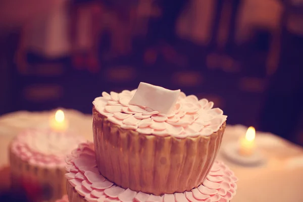 Pequeño pastel delicioso con velas en el fondo —  Fotos de Stock