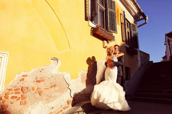 Menyasszony és a vőlegény, sárga ház közelében — Stock Fotó