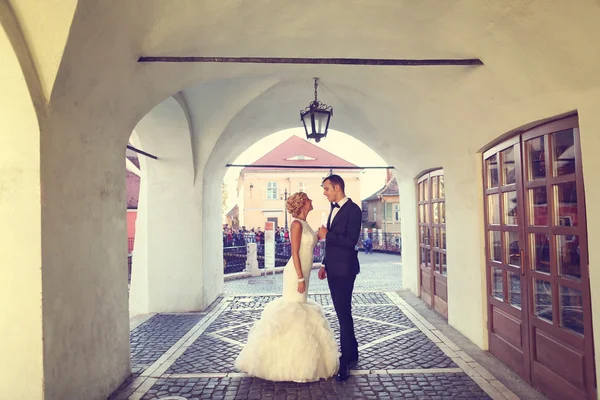 Mariés et mariés le jour de leur mariage — Photo