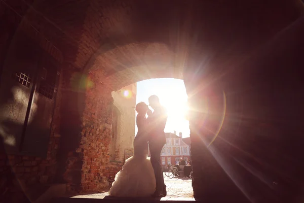 Bride and groom in beautiful light — Stock Photo, Image