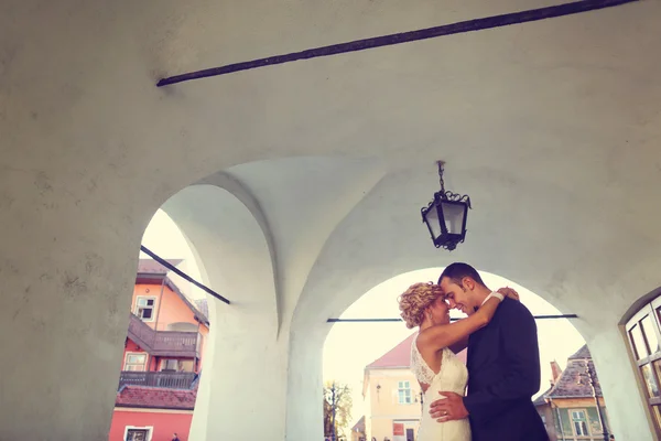 Sposo e sposo nel loro giorno del matrimonio — Foto Stock