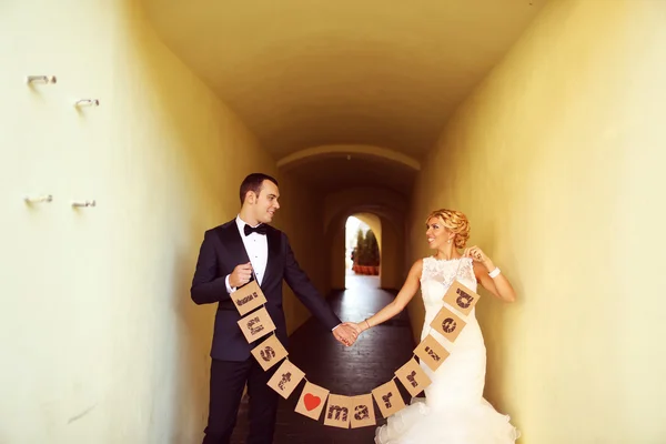 Vidám menyasszony és a vőlegény — Stock Fotó