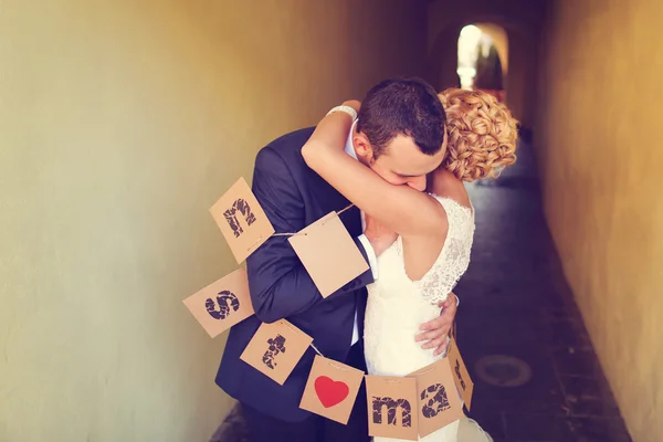 Cheerful bride and groom — Stock Photo, Image