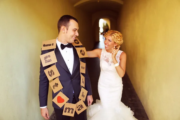 Vidám menyasszony és a vőlegény — Stock Fotó