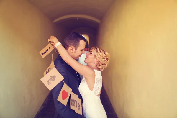 Fröhliche Braut und Bräutigam — Stockfoto