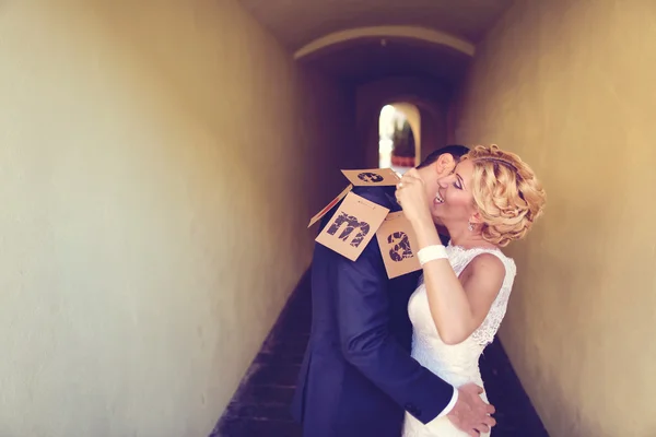 Весела наречена і наречена — стокове фото