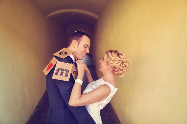 Cheerful bride and groom — Stock Photo, Image