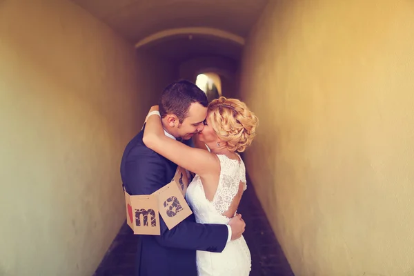 Cheerful bride and groom — Stock Photo, Image