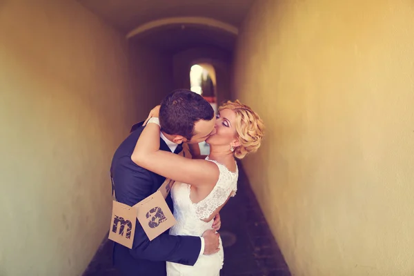 Fröhliche Braut und Bräutigam — Stockfoto