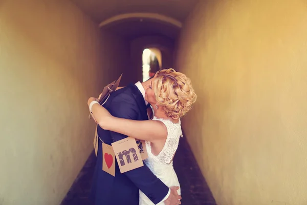 Cheerful bride and groom — Stock Photo, Image