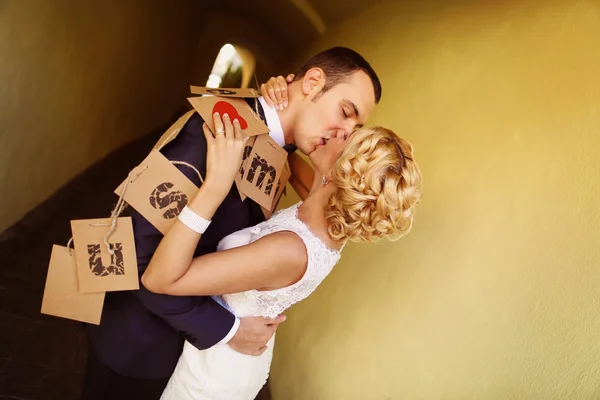 Braut und Bräutigam haben Spaß — Stockfoto