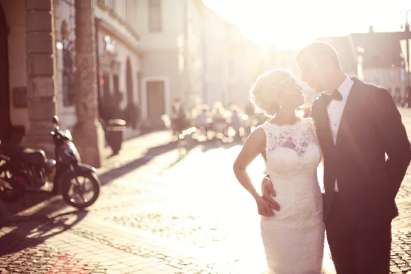 Bride and groom in beautiful light — Stock Photo, Image