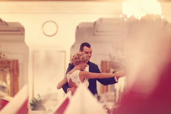 Bride and groom dancing in empty restaurant — Stock Photo, Image