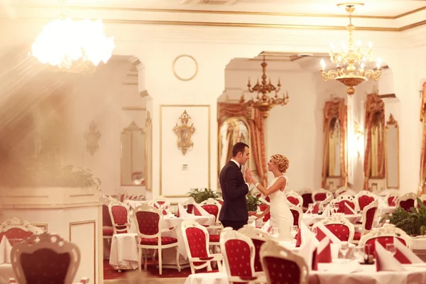 Menyasszony és a vőlegény tánc üres étteremben — Stock Fotó