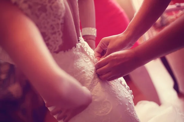 Manos ayudando a la novia con el vestido — Foto de Stock