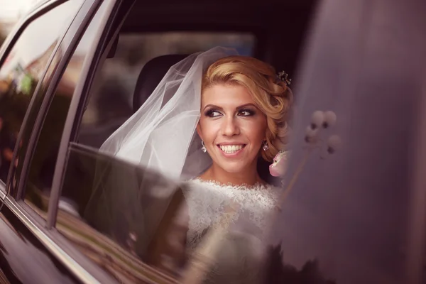 車の中で笑顔の花嫁 — ストック写真