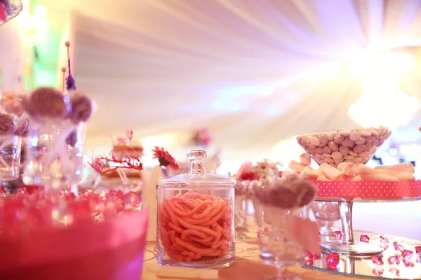 Buffet de bonbons sur table — Photo