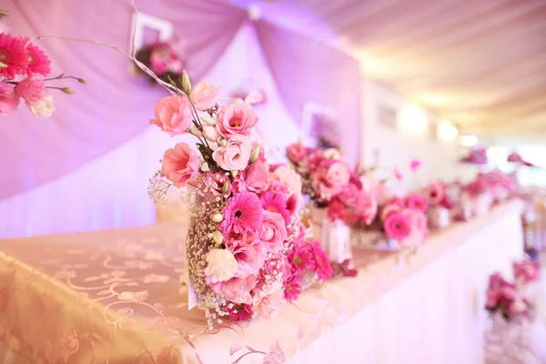 Mesa de boda bellamente decorada con flores — Foto de Stock