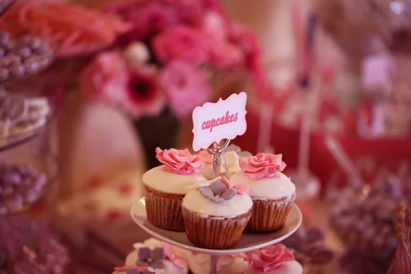 Cupcakes with flowers — Stock Photo, Image