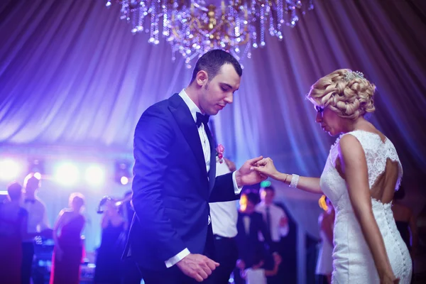 Bride and groom dancing — Stock Photo, Image