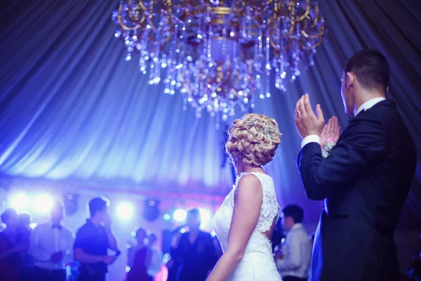 Novia y novio bailando — Foto de Stock